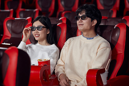 青年情侣戴眼镜看3D电影图片