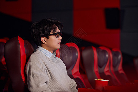 青年单身男性孤单看3D电影图片