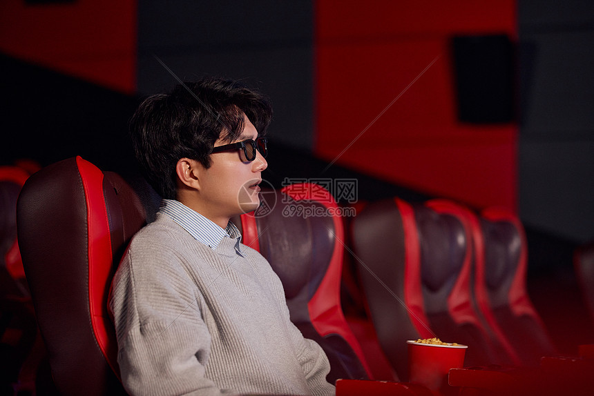 青年单身男性孤单看3D电影图片