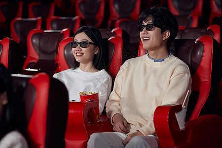 青年情侣戴眼镜看3D电影图片