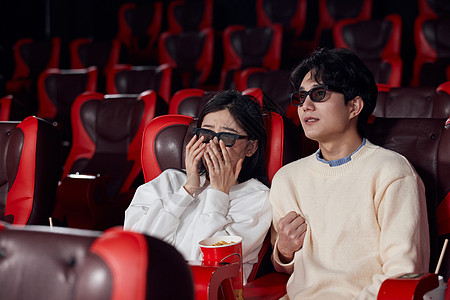 青年情侣戴眼镜看3D恐怖电影图片