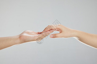 双人牵手手势特写图片