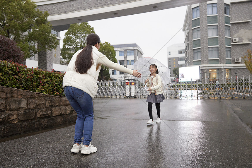下雨天妈妈接女儿放学