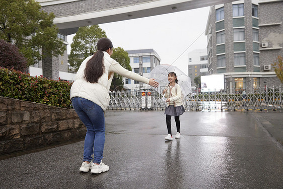 下雨天妈妈接女儿放学图片