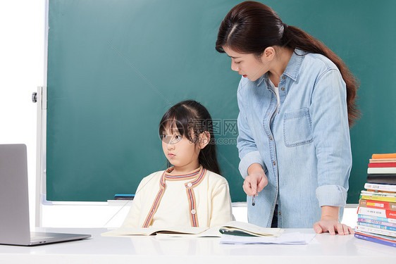 妈妈辅导训斥教育厌学的女儿图片