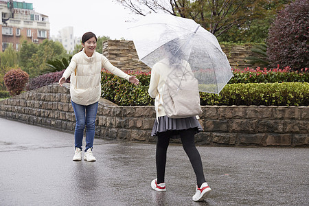 雨中的女孩下雨天妈妈接女儿放学背景