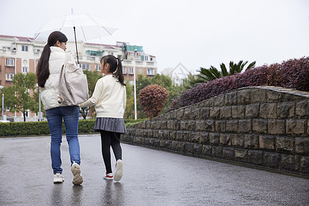 下雨天母女放学撑伞回家图片