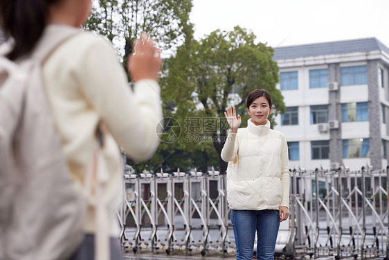 下雨天妈妈接送女儿上学图片