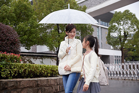 下雨天妈妈接送女儿放学图片