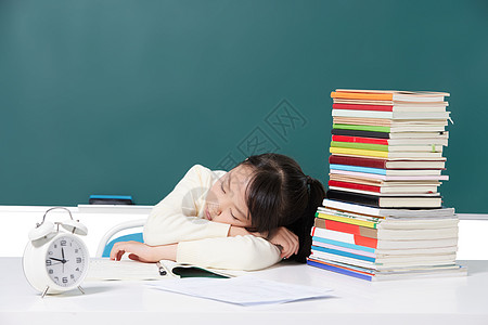 小学生学习压力烦恼趴桌子睡觉图片