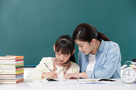 一对一授课妈妈辅导女儿家庭教育学习背景