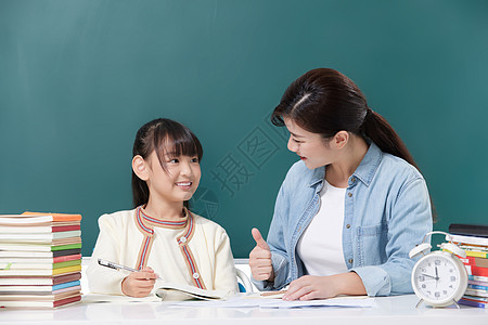 妈妈辅导女儿家庭教育学习线上教育高清图片素材