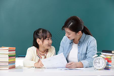 妈妈辅导女儿家庭教育学习背景图片