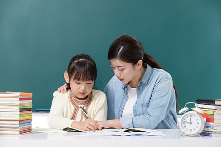 女性教师辅导小学生学习图片