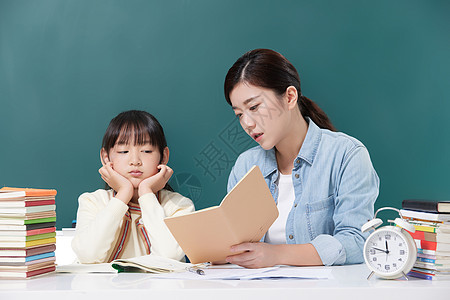 妈妈辅导训斥教育厌学的女儿图片