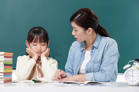 妈妈辅导训斥教育厌学的女儿图片