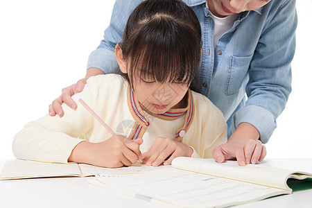 教师辅导指导小学生写作业特写图片