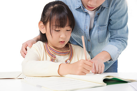 教师辅导指导小学生写作业特写图片