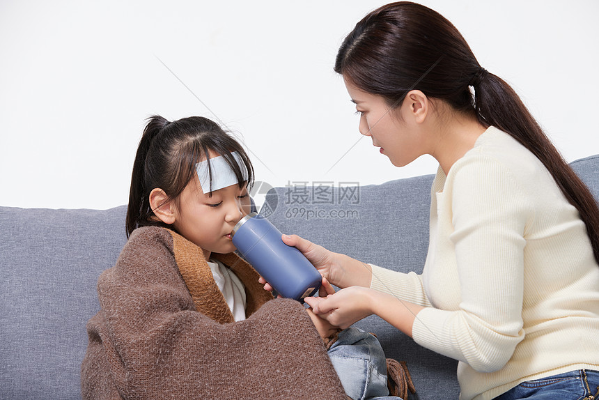 妈妈照顾生病发烧女儿喝水吃药图片