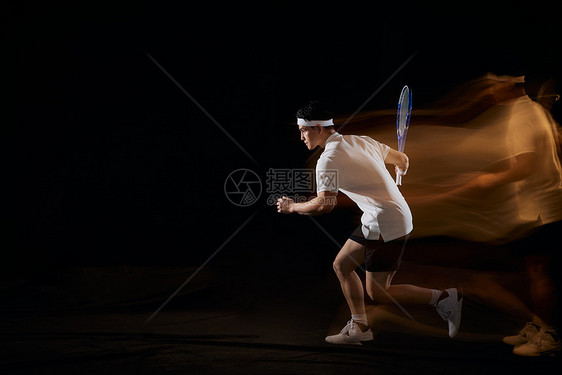 打网球的男性运动轨迹图片
