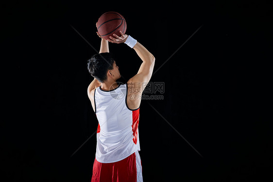 打篮球运球投篮的男性图片