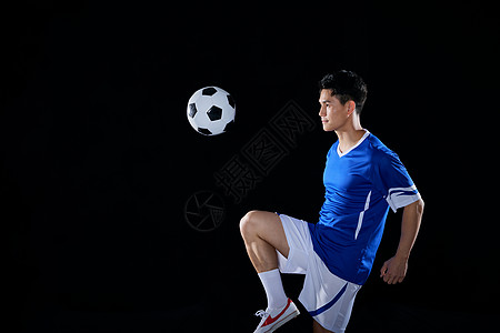 踢足球的年轻人图片