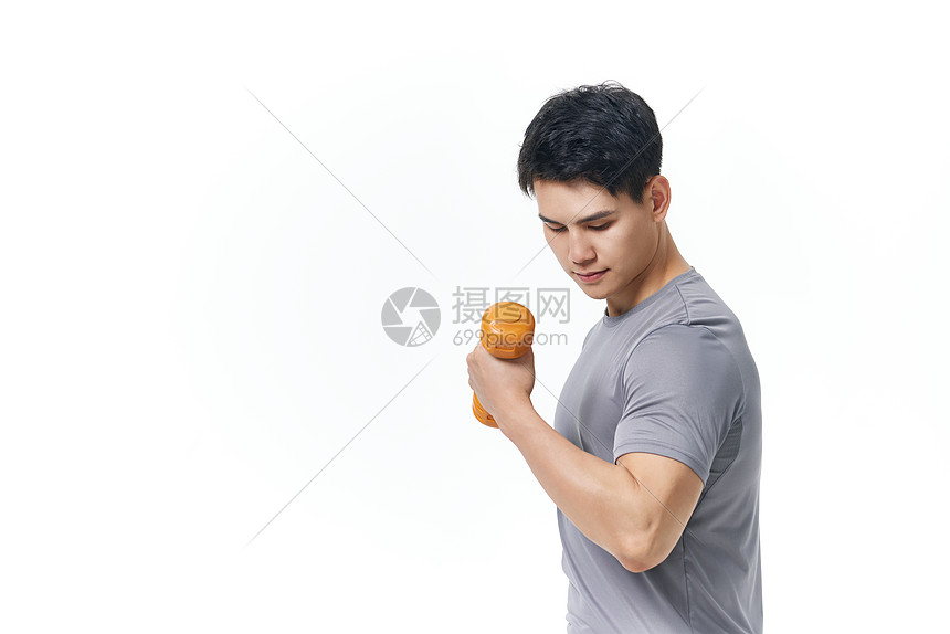 使用哑铃锻炼身体的男性图片