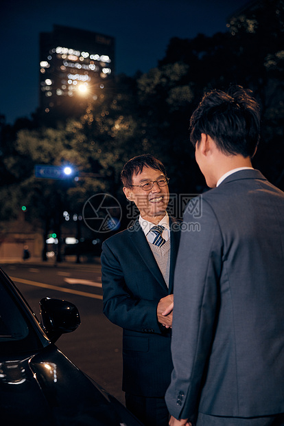 商务洽谈握手夜景人像图片