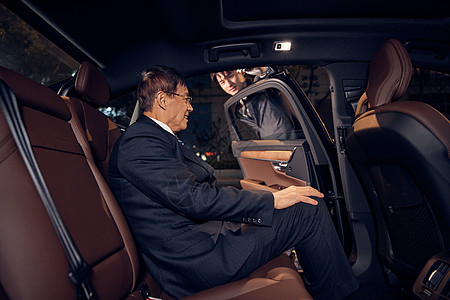 代驾司机传单汽车司机给老板关上车门背景