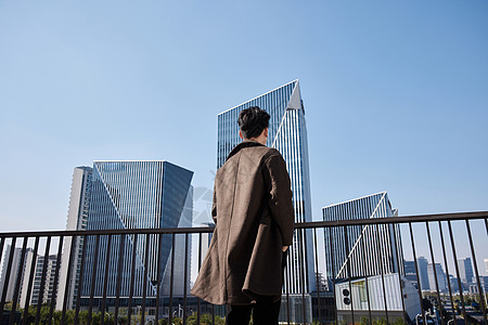 背影行李箱户外商务男士手拉行李箱出差背影形象背景