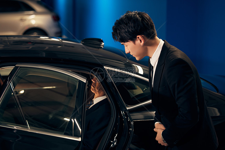 汽车司机给老板拉开车门