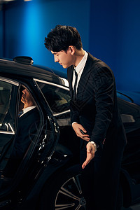 汽车司机给老板拉开车门图片素材