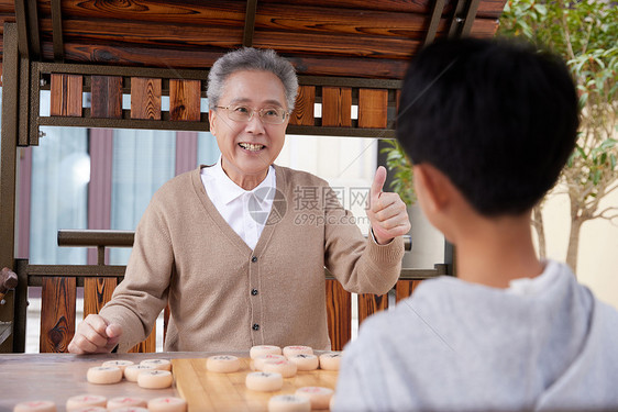 爷爷户外教孙子拉二胡图片