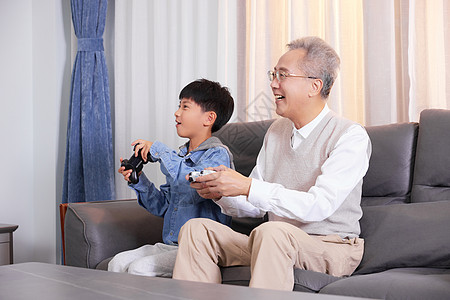 爷孙俩在玩电脑祖孙在客厅玩游戏背景