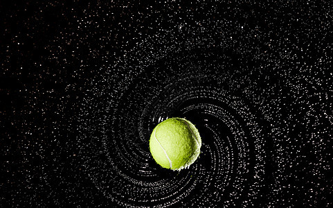 空中旋转着的网球图片