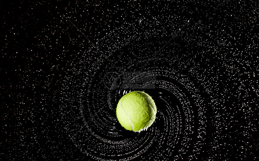 空中旋转着的网球图片