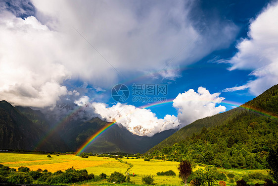 云南南迦巴瓦峰山谷上的彩虹图片