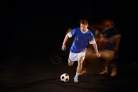 踢足球男性运动轨迹图片