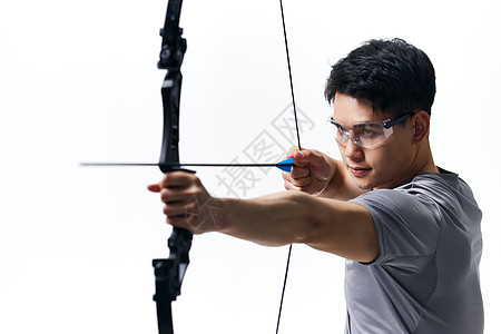拉弓射箭的男性图片素材