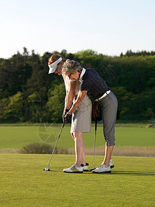 两名妇女打高尔夫图片