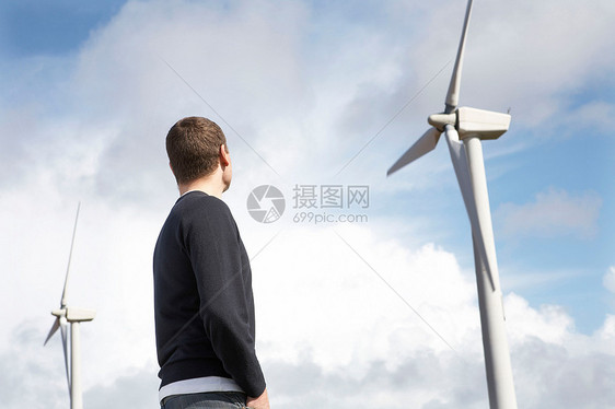 男子看风力发电风车图片