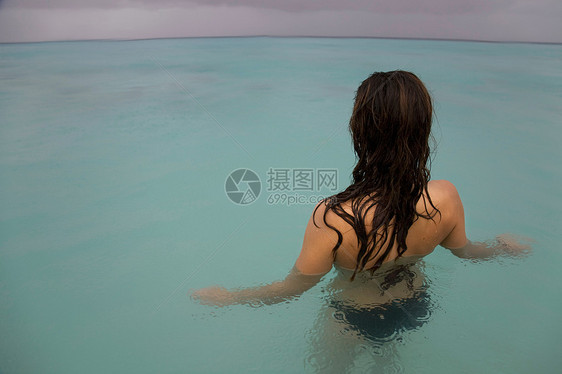 在雨中游泳的女性背影图片