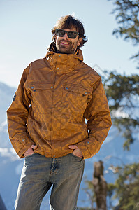 穿便衣滑雪服的男子图片
