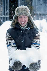 在雪中微笑的年轻人图片