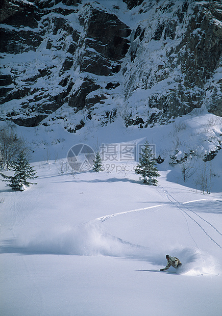 在雪中滑雪的人图片