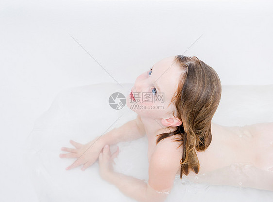 女宝宝洗澡图片