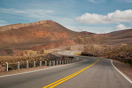 穿越山区的公路图片