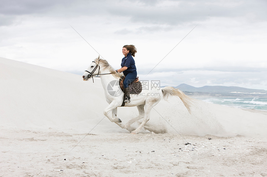 女人在海滩骑马图片