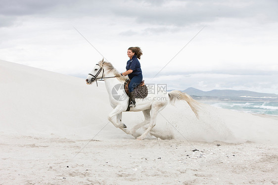 女人在海滩骑马图片
