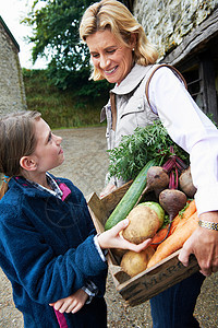 拿着蔬菜的祖母和女孩图片